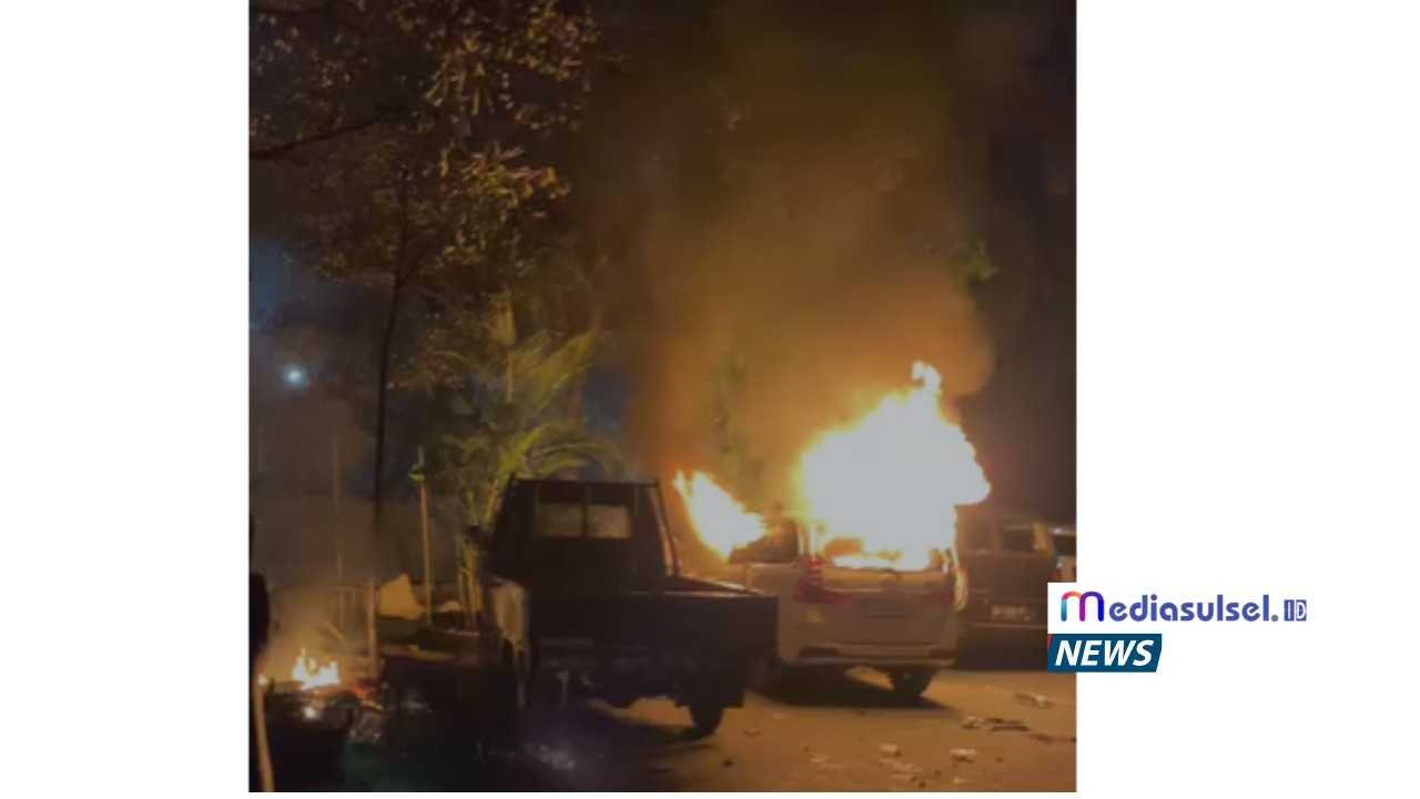 Kericuhan di depan Kantor DPRD Makassar, massa merusak pagar utama dan membakar enam motor serta satu mobil, Jumat malam (29/8/2025). Kericuhan di depan Kantor DPRD Makassar, massa merusak pagar utama dan membakar enam motor serta satu mobil, Jumat malam (29/8/2025).