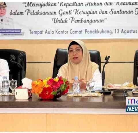 Perwakilan Kejaksaan Negeri Makassar, BPN Makassar, dan warga saat mengikuti sosialisasi ganti kerugian tanah untuk pembangunan pemerintah.