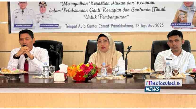 Perwakilan Kejaksaan Negeri Makassar, BPN Makassar, dan warga saat mengikuti sosialisasi ganti kerugian tanah untuk pembangunan pemerintah.
