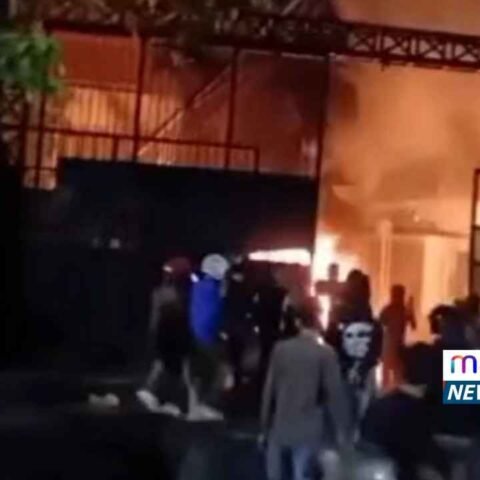 Tangkapan layar video amatir yang memperlihatkan kobaran api di pagar DPRD PROV SULSE/IST