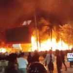 Tangkapan layar video amatir dari Instagram yang memperlihatkan kobaran api di Gedung DPRD Makassar, Jumat malam (29/8/2025).