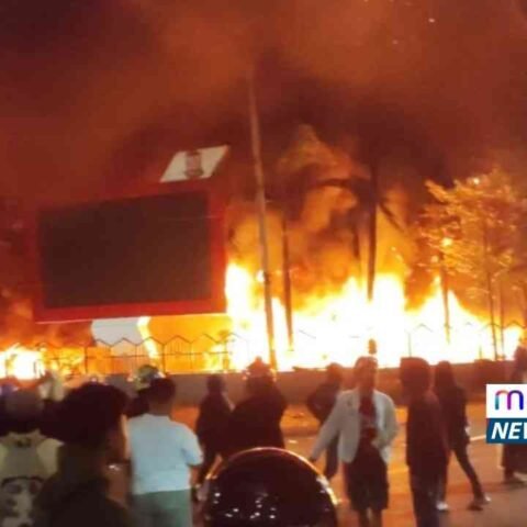 Tangkapan layar video amatir dari Instagram yang memperlihatkan kobaran api di Gedung DPRD Makassar, Jumat malam (29/8/2025).