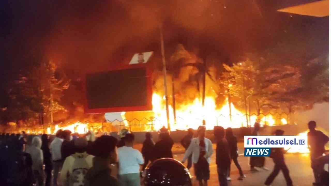 Tangkapan layar video amatir dari Instagram yang memperlihatkan kobaran api di Gedung DPRD Makassar, Jumat malam (29/8/2025). Tangkapan layar video amatir dari Instagram yang memperlihatkan kobaran api di Gedung DPRD Makassar, Jumat malam (29/8/2025).