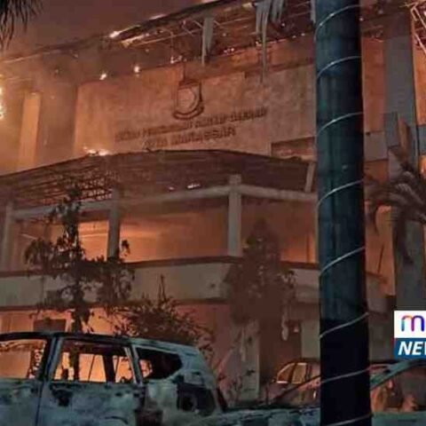 Kondisi Gedung DPRD Kota Makassar terbakar hebat usai diserang massa dalam aksi unjuk rasa, Jumat malam (29/8/2025).