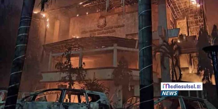 Massa Bakar Kantor DPRD Makassar, Sejumlah Pegawai Jadi Korban dan Gedung Alami Kerusakan Parah