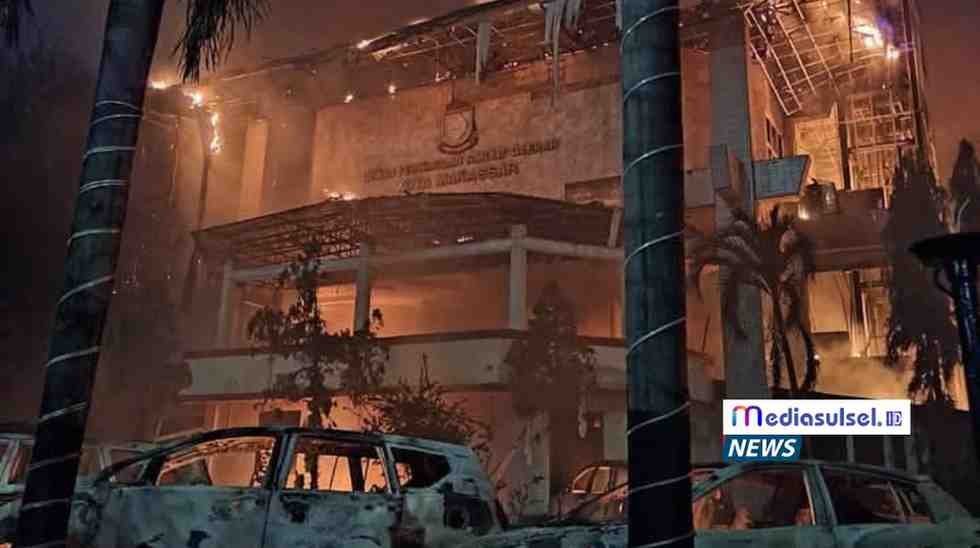 Kondisi Gedung DPRD Kota Makassar terbakar hebat usai diserang massa dalam aksi unjuk rasa, Jumat malam (29/8/2025). Kondisi Gedung DPRD Kota Makassar terbakar hebat usai diserang massa dalam aksi unjuk rasa, Jumat malam (29/8/2025).