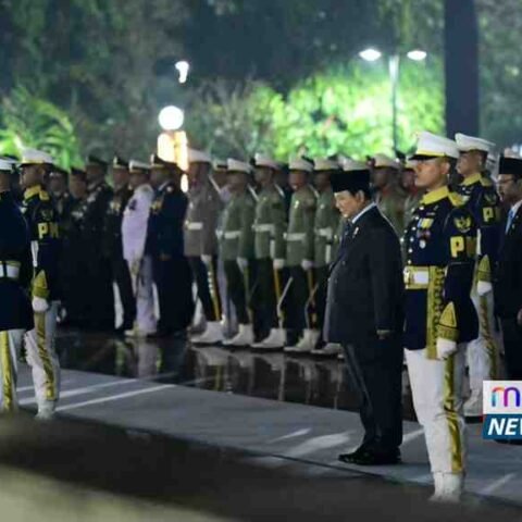 Presiden Prabowo Subianto memimpin upacara ziarah nasional di TMP Kalibata, Jakarta, Minggu (17/8/2025) dini hari.