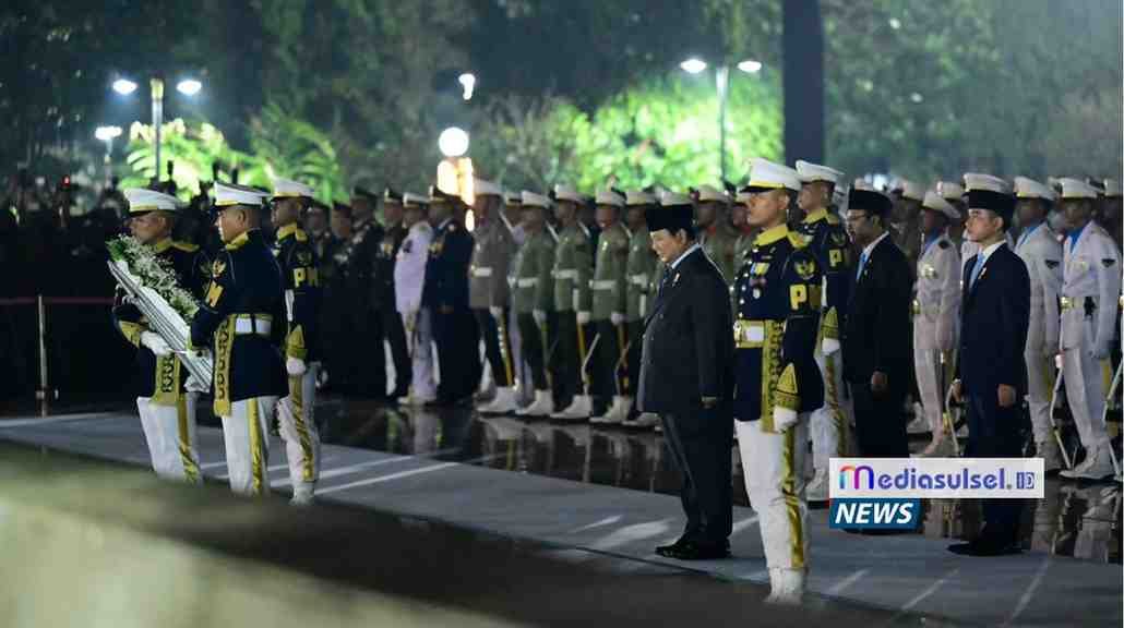 Presiden Prabowo Subianto memimpin upacara ziarah nasional di TMP Kalibata, Jakarta, Minggu (17/8/2025) dini hari.