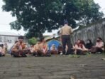 Siswa-siswi SMK Reformasi Makassar mengikuti kegiatan Ekstrakurikuler Pramuka dengan penuh semangat. Kegiatan ini bertujuan membentuk karakter disiplin, kerja sama, dan kepemimpinan sejak dini melalui pembelajaran berbasis pengalaman langsung di lapangan