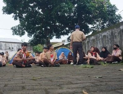 Siswa-siswi SMK Reformasi Makassar mengikuti kegiatan Ekstrakurikuler Pramuka dengan penuh semangat.Kegiatan ini bertujuan membentuk karakter disiplin, kerja sama, dan kepemimpinan sejak dini melalui pembelajaran berbasis pengalaman langsung di lapangan