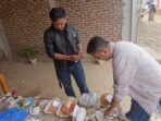 Chef Haris dari  mencicipi ayam palekko buatan peserta lomba masak HUT RI di Griya Utama Residence, Barombong.