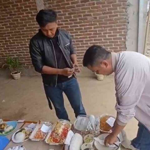 Chef Haris dari  mencicipi ayam palekko buatan peserta lomba masak HUT RI di Griya Utama Residence, Barombong.