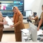Dinas Pertanahan Kota Makassar saat menyerahkan 25 sertifikat lahan milik Pemkot kepada BPKAD, 5 Agustus 2025.