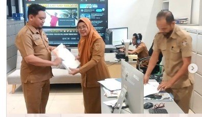 Dinas Pertanahan Kota Makassar saat menyerahkan 25 sertifikat lahan milik Pemkot kepada BPKAD, 5 Agustus 2025.