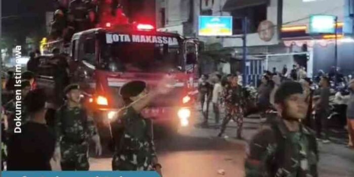 TNI Ikut Amankan Proses Pemadaman Api di Gedung DPRD Sulsel TNI Ikut Amankan Proses Pemadaman Api di Gedung DPRD Sulsel