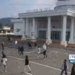 Sejumlah demonstran melempari Gedung DPRD Palopo dengan batu hingga kaca depan pecah, Senin (1/9/2025). Pecahan kaca tampak berserakan di halaman gedung setelah aksi ricuh terjadi.