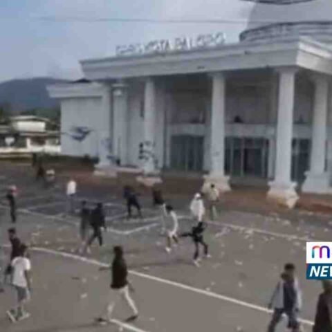 Sejumlah demonstran melempari Gedung DPRD Palopo dengan batu hingga kaca depan pecah, Senin (1/9/2025). Pecahan kaca tampak berserakan di halaman gedung setelah aksi ricuh terjadi.
