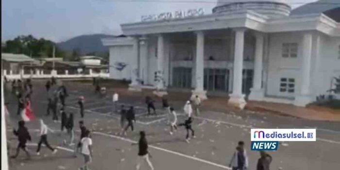 Demo Mahasiswa di DPRD Palopo Ricuh, Ruang Paripurna Hancur