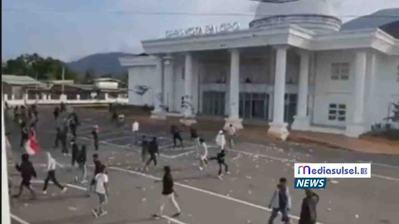 Sejumlah demonstran melempari Gedung DPRD Palopo dengan batu hingga kaca depan pecah, Senin (1/9/2025). Pecahan kaca tampak berserakan di halaman gedung setelah aksi ricuh terjadi. Sejumlah demonstran melempari Gedung DPRD Palopo dengan batu hingga kaca depan pecah, Senin (1/9/2025). Pecahan kaca tampak berserakan di halaman gedung setelah aksi ricuh terjadi.