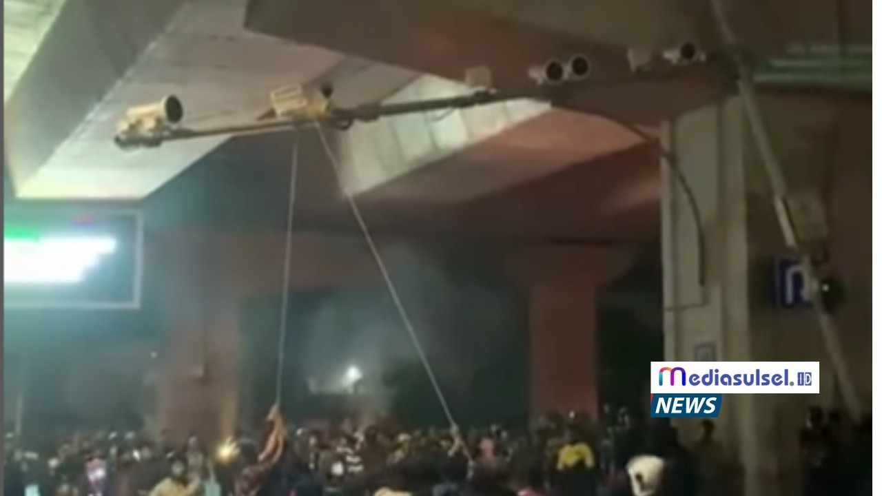 Sejumlah demonstran merusak kamera ETLE di Jalan AP Pettarani, Makassar, saat aksi unjuk rasa di depan Gedung DPRD Kota Makassar, Jumat (29/8/2025). Sejumlah demonstran merusak kamera ETLE di Jalan AP Pettarani, Makassar, saat aksi unjuk rasa di depan Gedung DPRD Kota Makassar, Jumat (29/8/2025).