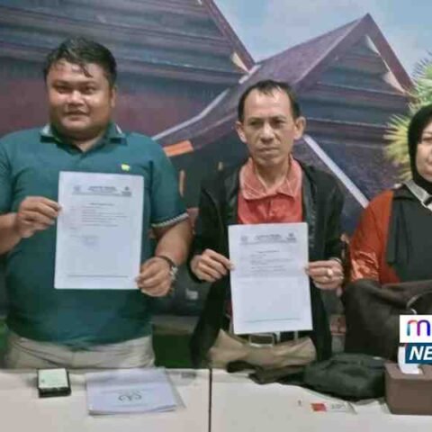 Kuasa hukum ahli waris almarhumah Paraki, Asywar S.T., S.H., saat memberikan keterangan pers terkait laporan dugaan mafia tanah