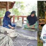 Pengelola Desa Wisata Bukit Sinyonya, Asep Adam (kanan), mendampingi pengrajin saat sesi pelatihan kriya pandan—dampak penataan akses ATR/BPN yang menggerakkan ekonomi warga.