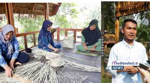 Pengelola Desa Wisata Bukit Sinyonya, Asep Adam (kanan), mendampingi pengrajin saat sesi pelatihan kriya pandan—dampak penataan akses ATR/BPN yang menggerakkan ekonomi warga.