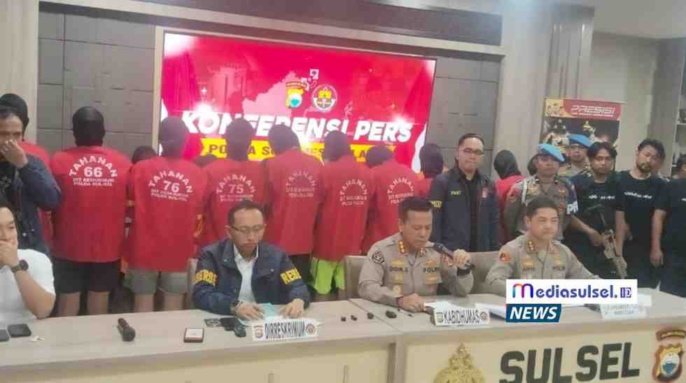 Kabid Humas Polda Sulsel, Kombes Pol Didik Supranoto, memberikan keterangan pers terkait penangkapan 29 pelaku pembakaran dan perusakan Gedung DPRD Makassar dan DPRD Sulsel, Kamis (4/9/2025). Kabid Humas Polda Sulsel, Kombes Pol Didik Supranoto, memberikan keterangan pers terkait penangkapan 29 pelaku pembakaran dan perusakan Gedung DPRD Makassar dan DPRD Sulsel, Kamis (4/9/2025).