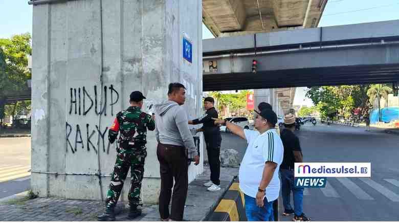 Anggota Laskar Garuda Indonesia Bersatu bersama ormas lain mengecat ulang flyover Makassar yang dicoret demonstran. Anggota Laskar Garuda Indonesia Bersatu bersama ormas lain mengecat ulang flyover Makassar yang dicoret demonstran.