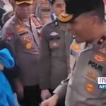 Wakapolda Sulawesi Tengah Brigjen Pol Helmy Kwarta saat menemui dan berdialog dengan mahasiswa dalam aksi damai di Kota Palu.