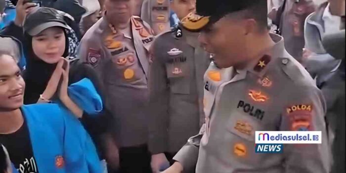 Wakapolda Sulawesi Tengah Brigjen Pol Helmy Kwarta saat menemui dan berdialog dengan mahasiswa dalam aksi damai di Kota Palu.