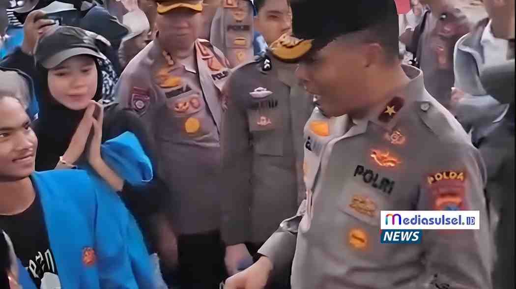 Wakapolda Sulawesi Tengah Brigjen Pol Helmy Kwarta saat menemui dan berdialog dengan mahasiswa dalam aksi damai di Kota Palu. Wakapolda Sulawesi Tengah Brigjen Pol Helmy Kwarta saat menemui dan berdialog dengan mahasiswa dalam aksi damai di Kota Palu.