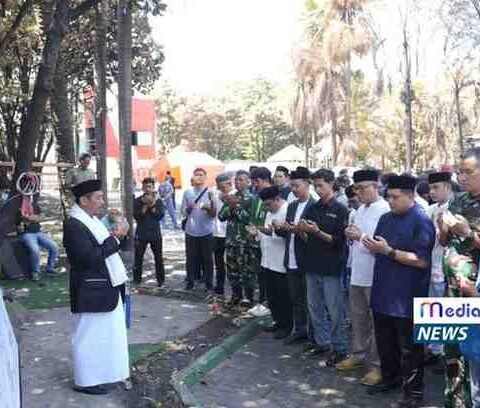 Wali Kota Makassar Munafri Arifuddin bersama Forkopimda, anggota DPRD, SKPD, dan mahasiswa BEM melaksanakan sholat ghaib di pelataran Gedung DPRD Makassar untuk mendoakan korban kebakaran.