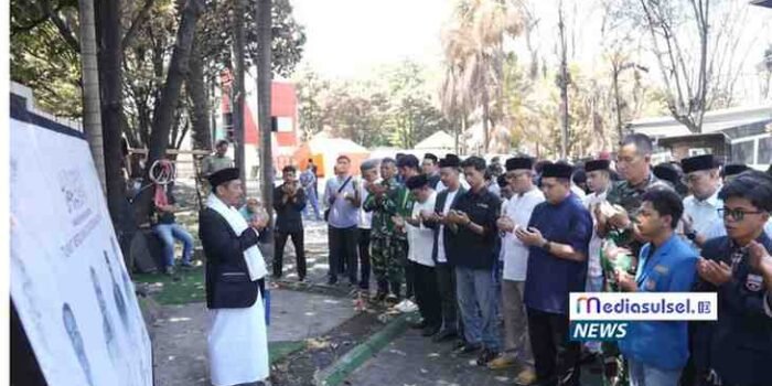 Pasca Kebakaran DPRD, Ratusan Warga dan Mahasiswa Laksanakan Sholat Ghaib