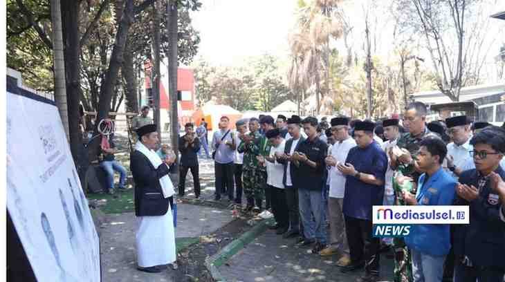 Wali Kota Makassar Munafri Arifuddin bersama Forkopimda, anggota DPRD, SKPD, dan mahasiswa BEM melaksanakan sholat ghaib di pelataran Gedung DPRD Makassar untuk mendoakan korban kebakaran.