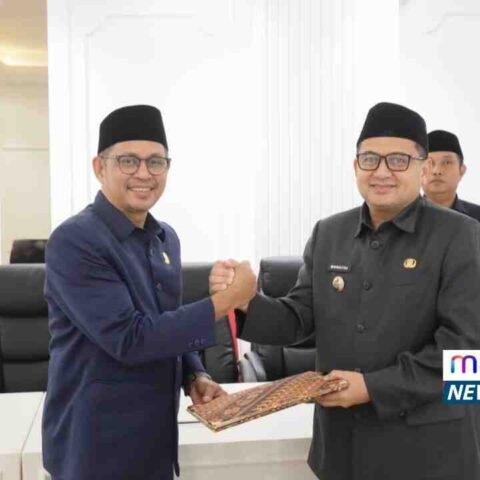 Ketua DPRD Makassar Supratman memimpin rapat paripurna pengesahan Ranperda Perubahan APBD Tahun Anggaran 2025, Kamis (4/9/2025). Hadir pula Wali Kota Makassar Munafri Arifuddin, Wakil Wali Kota Aliyah Mustika Ilham, dan Sekda Zulkifly Ananda secara hybrid dari Balai Kota.