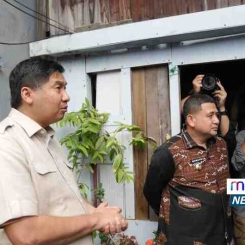Maruarar Sirait meninjau kawasan kumuh di Pampang, Makassar. Enam rumah warga tak layak huni bakal dibedah lewat CSR.