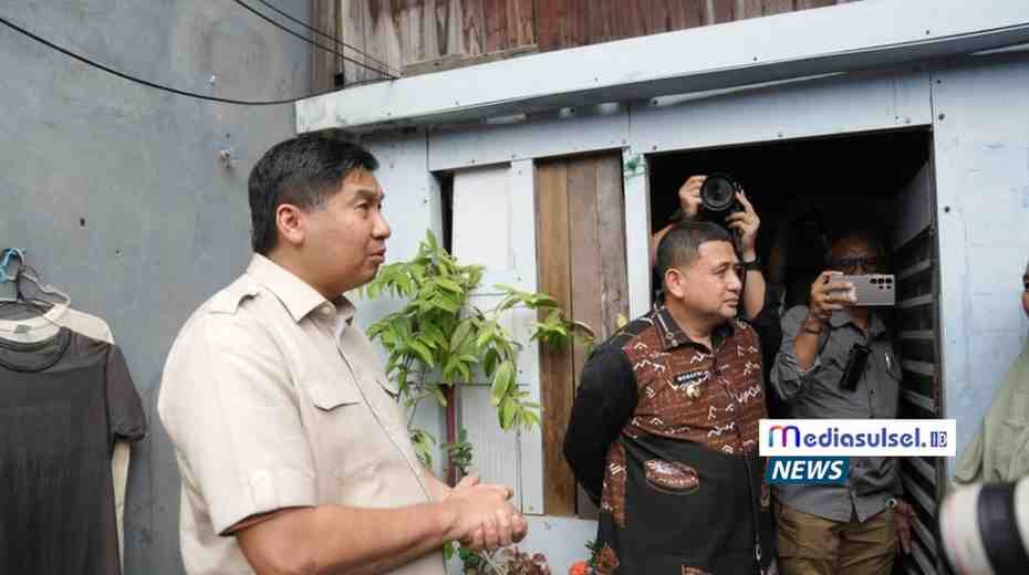 Maruarar Sirait meninjau kawasan kumuh di Pampang, Makassar. Enam rumah warga tak layak huni bakal dibedah lewat CSR.