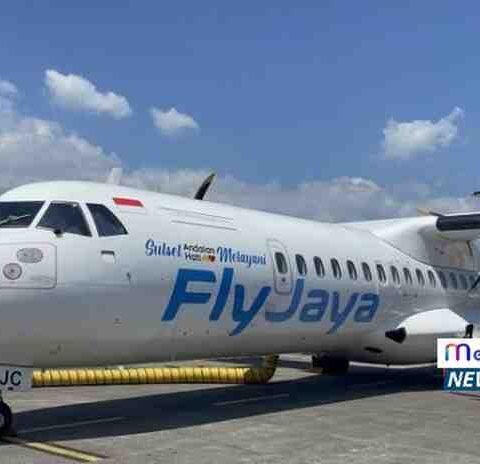 Pesawat baru Fly Jaya jenis ATR 72-500 saat bersiap lepas landas di Bandara Sultan Hasanuddin, Maros, Sabtu (13/9/2025). Penerbangan perdana rute Makassar–Bone ini mampu menampung hingga 72 penumpang.