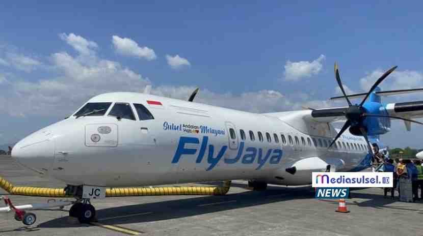 Pesawat baru Fly Jaya jenis ATR 72-500 saat bersiap lepas landas di Bandara Sultan Hasanuddin, Maros, Sabtu (13/9/2025). Penerbangan perdana rute Makassar–Bone ini mampu menampung hingga 72 penumpang.