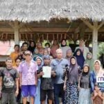 etani Desa Gunung Anten, Lebak, menunjukkan sertipikat hak komunal yang terbit pada Oktober 2023. Warga mengaku lebih percaya diri mengelola lahan dan membangun fasilitas desa.