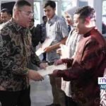 Wamen ATR/Waka BPN Ossy Dermawan menyerahkan sertipikat tanah kepada pelaku UMKM di Pendopo Kabupaten Garut, Kamis (25/9/2025).