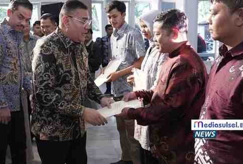 Wamen ATR/Waka BPN Ossy Dermawan menyerahkan sertipikat tanah kepada pelaku UMKM di Pendopo Kabupaten Garut, Kamis (25/9/2025).