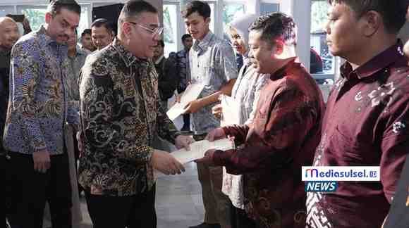 Wamen ATR/Waka BPN Ossy Dermawan menyerahkan sertipikat tanah kepada pelaku UMKM di Pendopo Kabupaten Garut, Kamis (25/9/2025).