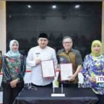 Wali Kota Makassar Munafri Arifuddin, jajaran Pemkot, dan perwakilan Putera Sampoerna Foundation berfoto bersama usai penandatanganan MoU di Ruang Sipakalebbi, Jumat (26/9/2025).