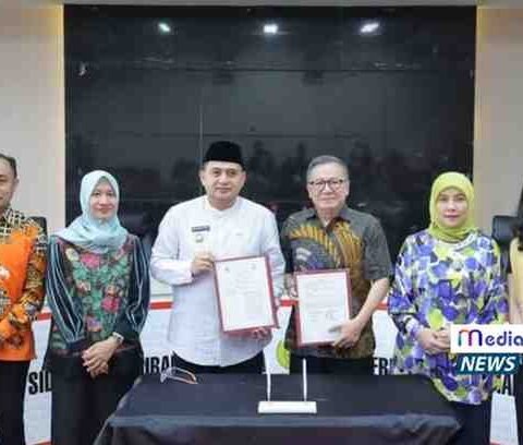 Wali Kota Makassar Munafri Arifuddin, jajaran Pemkot, dan perwakilan Putera Sampoerna Foundation berfoto bersama usai penandatanganan MoU di Ruang Sipakalebbi, Jumat (26/9/2025).