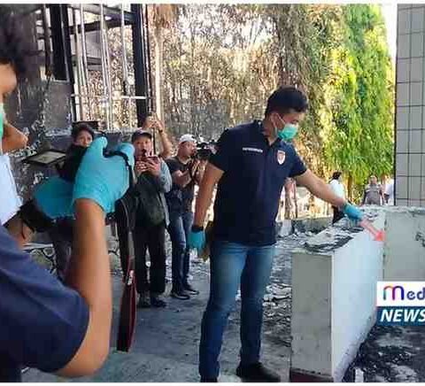 Petugas Labfor Polda Sulsel melakukan olah TKP di Gedung DPRD Kota Makassar pascakebakaran.