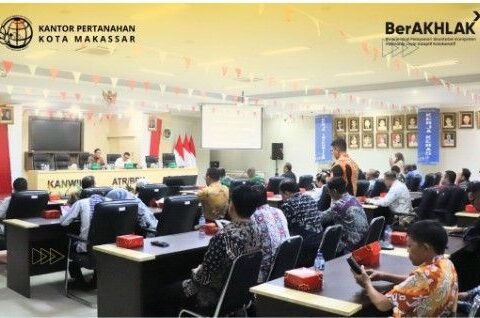 Sekda Provinsi Sulsel Jufri Rahman bersama Plt Kepala Kanwil BPN Sulsel Andi Renald membuka Rapat Koordinasi GTRA di Makassar