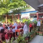 Kepala SD Negeri Maradekaya 2, Drs. Sudin, S.Pd, bersama guru dan siswa saat mengikuti senam pagi dalam rangka menyambut Hari Anak Nasional, Rabu (23/7/2025)