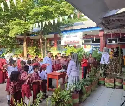 Kepala SD Negeri Maradekaya 2, Drs. Sudin, S.Pd, bersama guru dan siswa saat mengikuti senam pagi dalam rangka menyambut Hari Anak Nasional, Rabu (23/7/2025)
